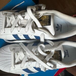 Size 7 adidas blue and white